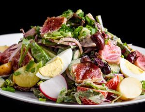 טונה אדומה צרובה, תפו"א אפוי, ביצה קשה ורוטב הבית- מסעדה חלבית בירושלים קפה תמרה