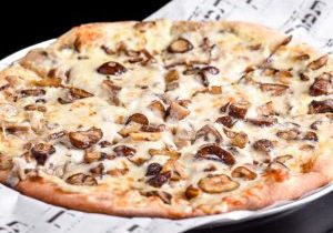 ה-פיצה של קפה תמרה שאנשים מגיעים אליה במיוחד למסעדה חלבית- פיצה ערמונים