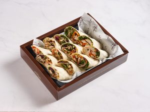 מגש אירוח בשרי בירושלים – תמרה הבשרי מגיש רול עוף ירושלמי עם ירקות טריים במארז יוקרתי