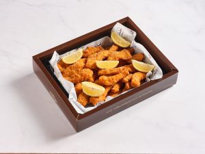 מגש אירוח בשרי בירושלים – שניצלונים פריכים עם פלחי לימון מבית תמרה הבשרי