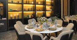 שולחנות אבירים עם כיסאות מלכים- תמרה הבשרי מבית קפה תמרה אולם אירועים בירושלים