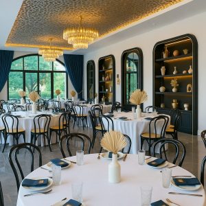 הנוף המדהים והבניינים העתיקים בירושלים נגלה משתי חלונות הענק שנמצאים בתוך אולם אירועים.