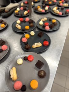 מקום לחינה בירושלים מגיש קינוחים אישיים צבעוניים ויוקרתיים – שילוב מושלם של טעם, אסתטיקה ואירוח מוקפד