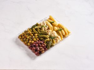 מגש מעוצב המכיל זיתים ירוקים, זיתים שחורים, מלפפונים חמוצים, לבבות דקל ותירס גמדי – קייטרינג תמרה הבשרי בירושלים