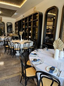 שולחנות ערוכים באולם אירועים בירושלים – תמרה הבשרי בעיצוב אלגנטי עם קווים נקיים ואווירה יוקרתית