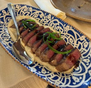 מנת בשר פרוסה בעיצוב מוקפד באירוע ברית בירושלים – מוגשת באולם תמרה הבשרי עם תפריט כשר למהדרין ושירות מוקפד