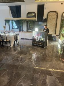 מסעדות חלביות כשרות  בירושלים עם די.ג’יי באירוע פרטי, שולחנות ערוכים, עיצוב קלאסי עם אלמנטים ירוקים – אווירה אלגנטית למסעדות חלביות בעיר הקודש