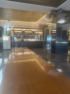 אולם מהודר בירושלים לחגיגת בר מצווה – עיצוב מודרני עם בר מואר, תקרה דקורטיבית ושולחן ארוך לאירוח מכובד בעיר הקודש
