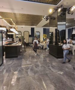 אולם אירועים קטן בירושלים המעוצב בסגנון מודרני עם תקרת נמר, תאורה אלגנטית וצוות מקצועי המארח אורחים באירוע אינטימי בעיר הבירה