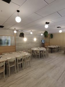 מסעדה חלבית כשרה בירושלים הכוללת חדר פרטי עם שולחנות ערוכים, עיצוב בהיר וצמחייה – מתאימה לארוחות בוקר, אירועים קטנים ומפגשים משפחתיים