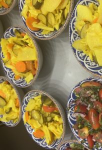 קייטרינג בירושלים – מגש קבבוני טלה, טחינה, סלטים מזרחיים ופיתות דרוזיות בעיצוב מוקפד ובכשרות מהודרת