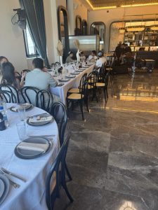 מקום לחינה בירושלים – שולחנות ערוכים באולם תמרה הבשרי, עיצוב יוקרתי עם כלי הגשה אלגנטיים, מפות לבנות ותאורת אווירה חמימה לאירוע חינה משפחתי מרגש