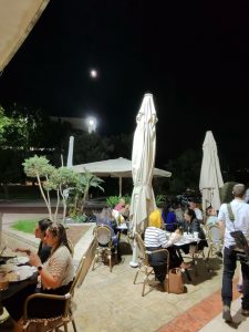 בית קפה כשר למהדרין בירושלים – קרואסון שמנת ואבוקדו לצד סלט ירוק, מוגש באווירה שקטה וירושלמית