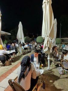 מסעדה חלבית בירושלים עם תפריט כשר – רביולי בטטה, סלטים צבעוניים ויין לבן באווירה אלגנטית