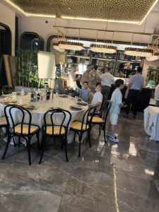 אולם לברית בירושלים – אזור קבלת פנים יוקרתי עם שולחנות ערוכים ועיצוב מודרני בתמרה הבשרי