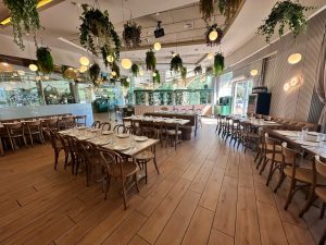 פינת ישיבה מרהיבה במסעדה לאירועים בירושלים – קפה תמרה עם עיצוב מודרני, צמחייה תלויה ואווירה אלגנטית לחגיגות פרטיות